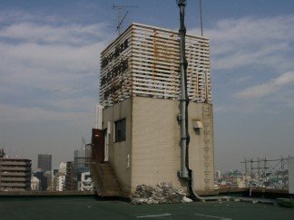 サインを兼ねた受水層カバー（修繕前）