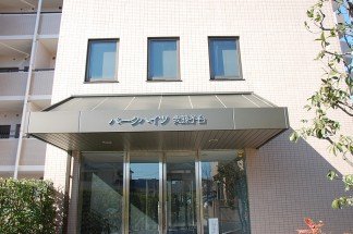 新しい印象のエントランス庇（修繕後）