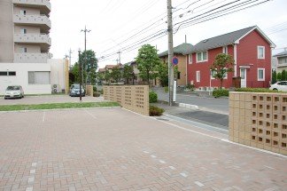 道路境界にデザインブロック壁を新設（修繕後）