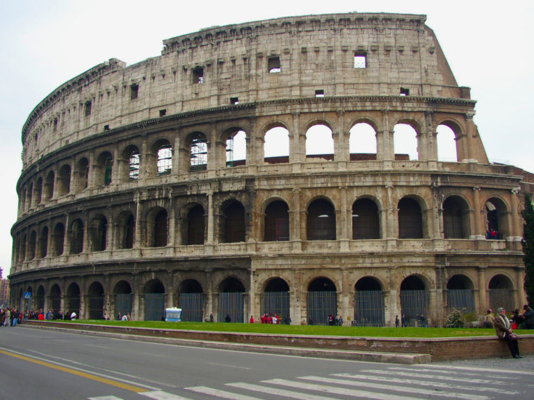 ローマンコンクリートの代表的建物　コロッセオ
